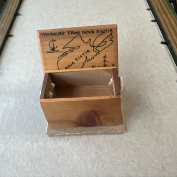 Small Wood Box "Treasure from Nova Scotia" Signed W. DeWolfe - Picture 6 of 10